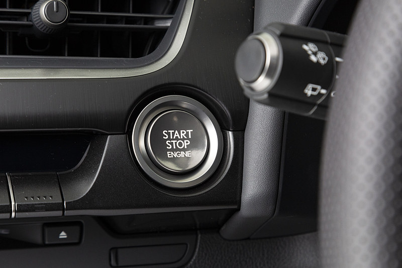 ガソリンエンジン車のスタートスイッチはシルバー