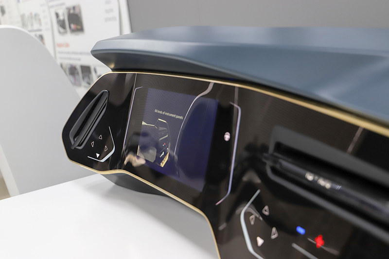 ディスプレイは少し湾曲した1枚のパネルに埋め込まれる