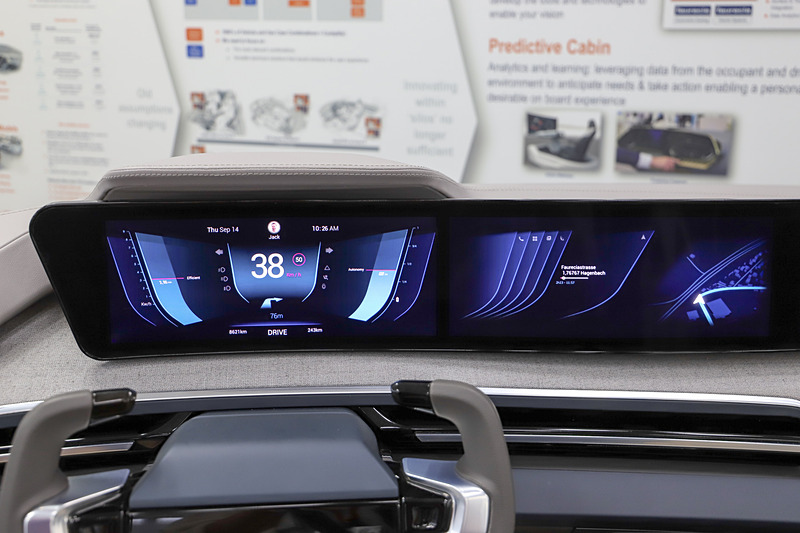 運転席側のディスプレイは運転に必要な情報を表示