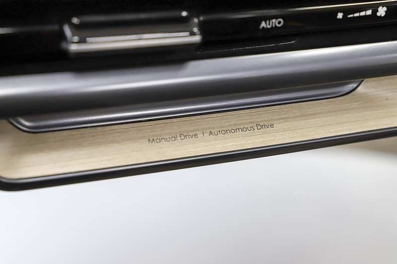 ドライブモードと自動運転モードの切り替えは中央のスイッチで操作