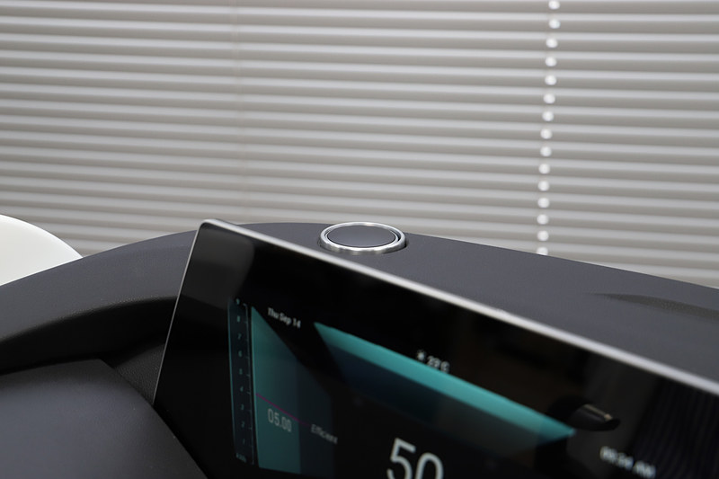 ドライブモード（左）と自動運転モード（中央）では、ツィーターの有無も切り替わる