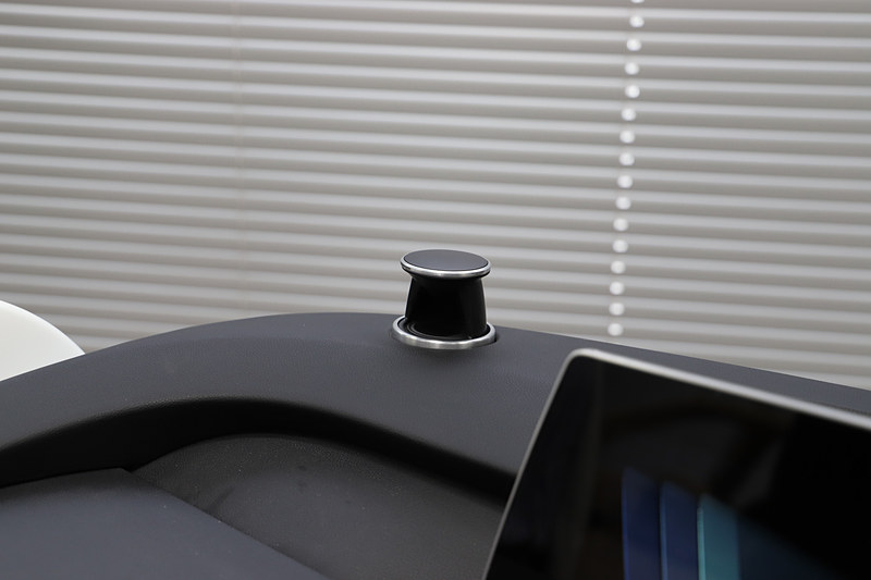 ドライブモード（左）と自動運転モード（中央）では、ツィーターの有無も切り替わる