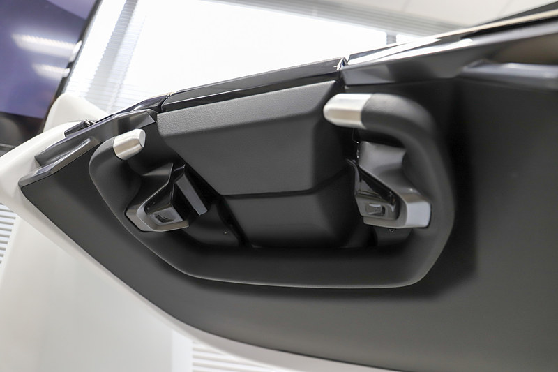 自動運転モード時はステアリングを収納