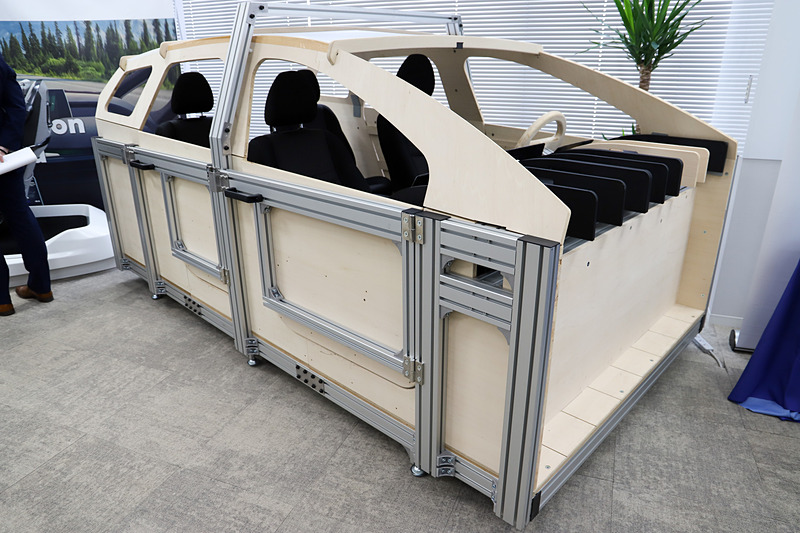 車両モックアップ「バック」