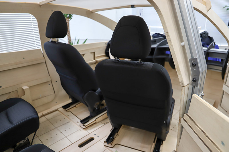 シートは前後左右自由に移動可能。角度も変えられる