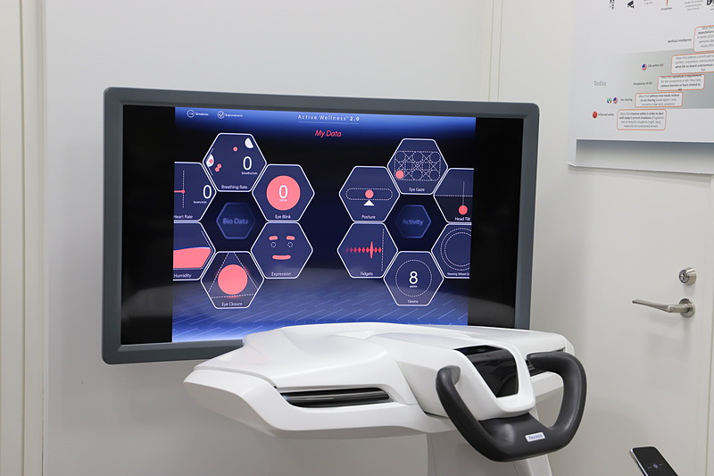 シートにセンサーなどを組み込み、心拍数や呼吸、あくびの回数、身体の動きの監視といった12種類の状態を確認可能