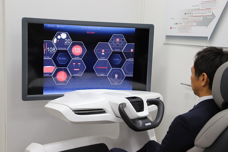 シートにセンサーなどを組み込み、心拍数や呼吸、あくびの回数、身体の動きの監視といった12種類の状態を確認可能