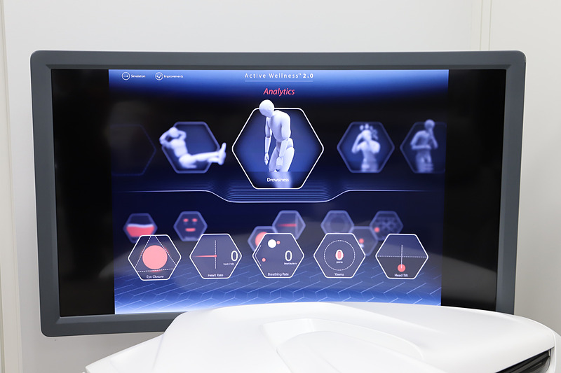 センサーの情報により、前方注意力、クルマ酔い、ストレス、眠気、快適性の5つの状態を判断可能