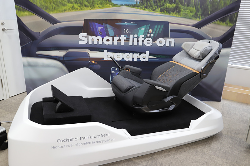 ドライブモード（左）やリラックスモード（右）など、シート角度を大きく変えられる