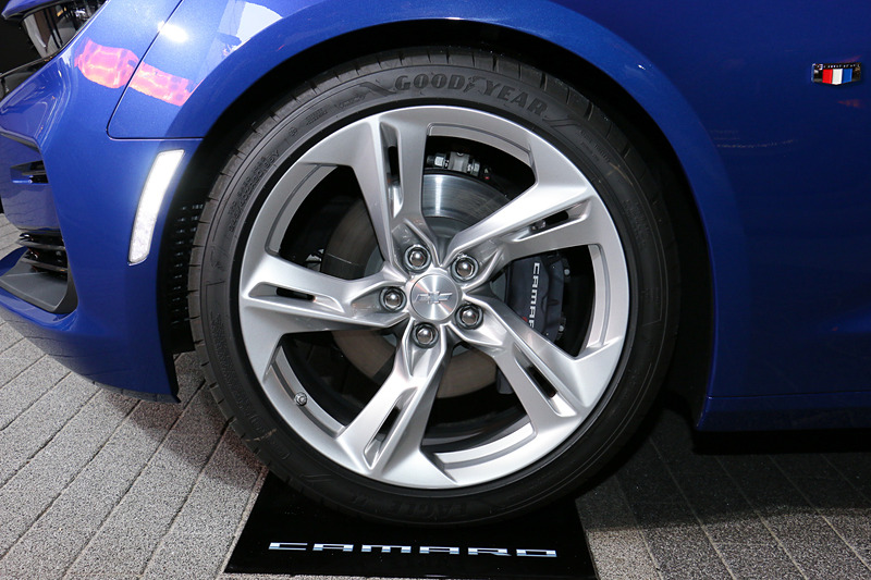 タイヤサイズはフロントがP245/40 ZR20、リアがP275/35 ZR20