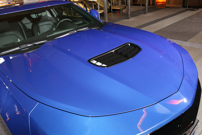 カマロ SSのボンネット上には大型のエクストラクタースタイルフードを設定