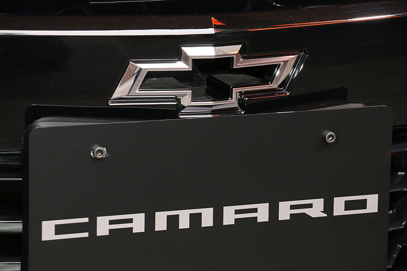 フロントグリル中央に設定された「オープンボウタイ」は中央部分が開放型となっており、エンジンルーム内に流入するエアフローを毎分3m<sup>3</sup>増加させ、長時間のサーキット走行では冷却水やエンジンオイルの温度を1.2℃低減する効果を持つ