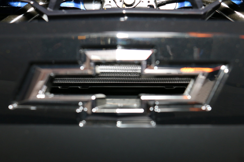 フロントグリル中央に設定された「オープンボウタイ」は中央部分が開放型となっており、エンジンルーム内に流入するエアフローを毎分3m<sup>3</sup>増加させ、長時間のサーキット走行では冷却水やエンジンオイルの温度を1.2℃低減する効果を持つ