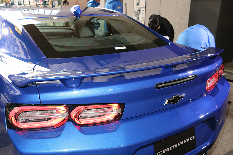 トランクリッドにスポイラーを装備。中央部分にルームミラーに映像を映す「リアカメラミラー」用のカメラをレイアウト