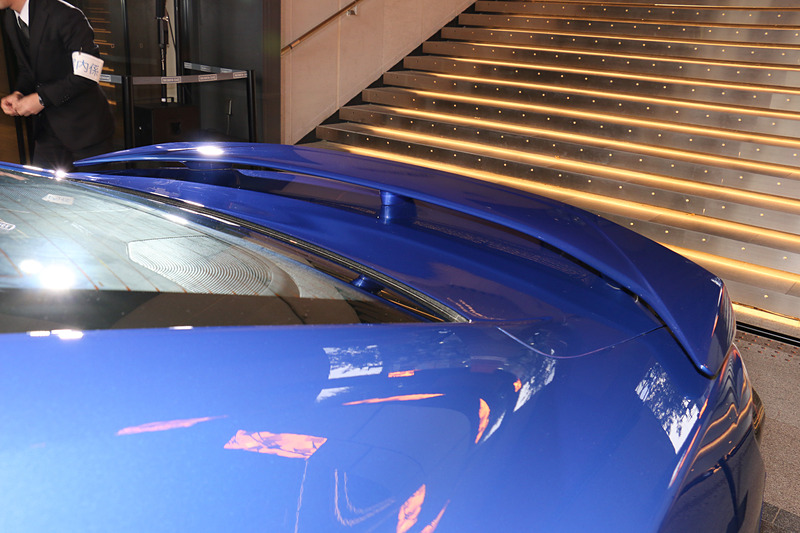 トランクリッドにスポイラーを装備。中央部分にルームミラーに映像を映す「リアカメラミラー」用のカメラをレイアウト