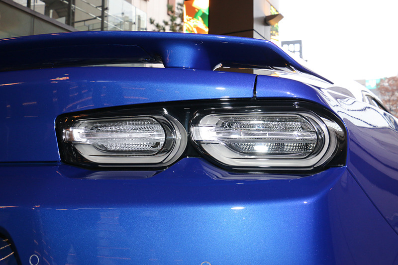 LED式のリアコンビネーションランプには立体的な造形が与えられ、外周部分をブラックアウトしてクールなイメージを演出する