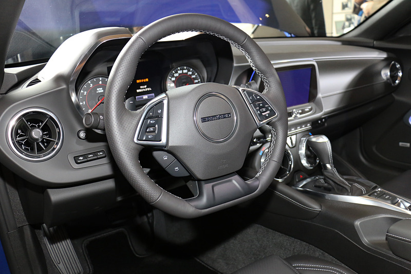 カマロ SSのインテリア。ATが8速から10速に多段化しており、本革巻ステアリングにパドルシフトを備える