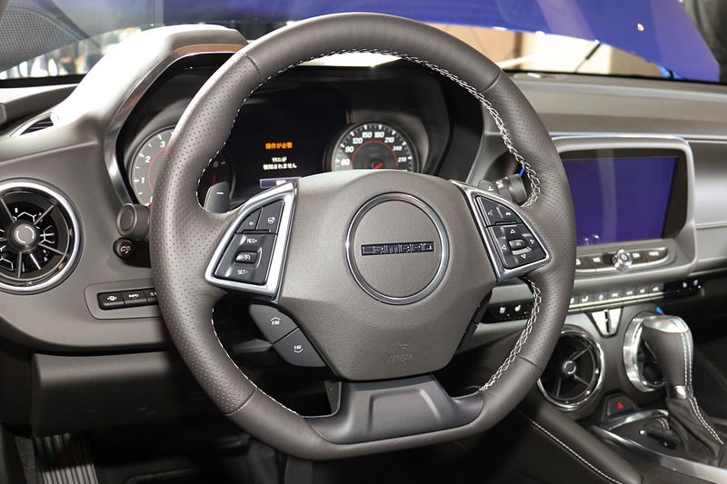 カマロ SSのインテリア。ATが8速から10速に多段化しており、本革巻ステアリングにパドルシフトを備える