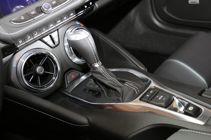 カマロ SSのインテリア。ATが8速から10速に多段化しており、本革巻ステアリングにパドルシフトを備える