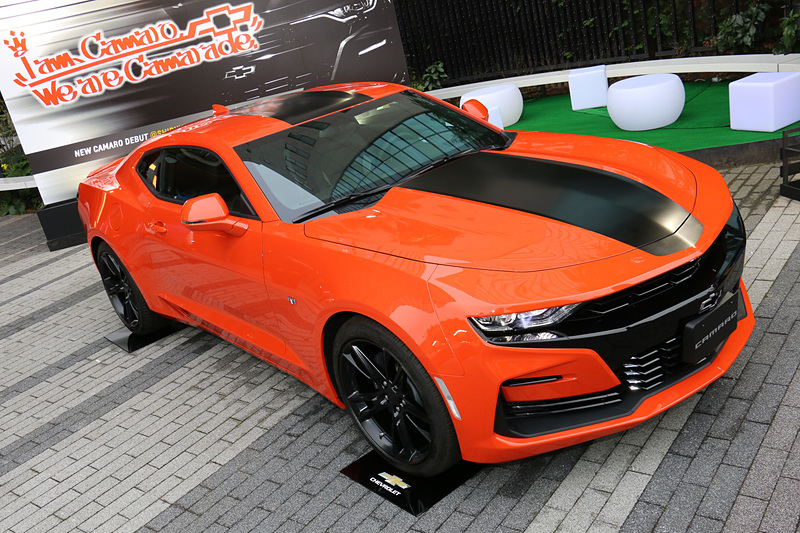 限定車のカマロ LT RS ローンチエディション（561万6000円）。ボディカラーはカマロのヘリテージを印象付ける鮮やかなオレンジの「クラッシュ」