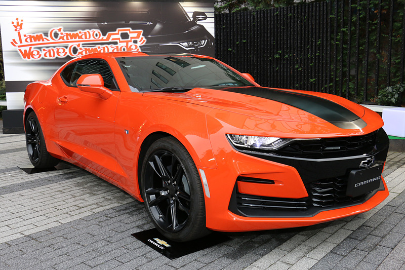 限定車のカマロ LT RS ローンチエディション（561万6000円）。ボディカラーはカマロのヘリテージを印象付ける鮮やかなオレンジの「クラッシュ」