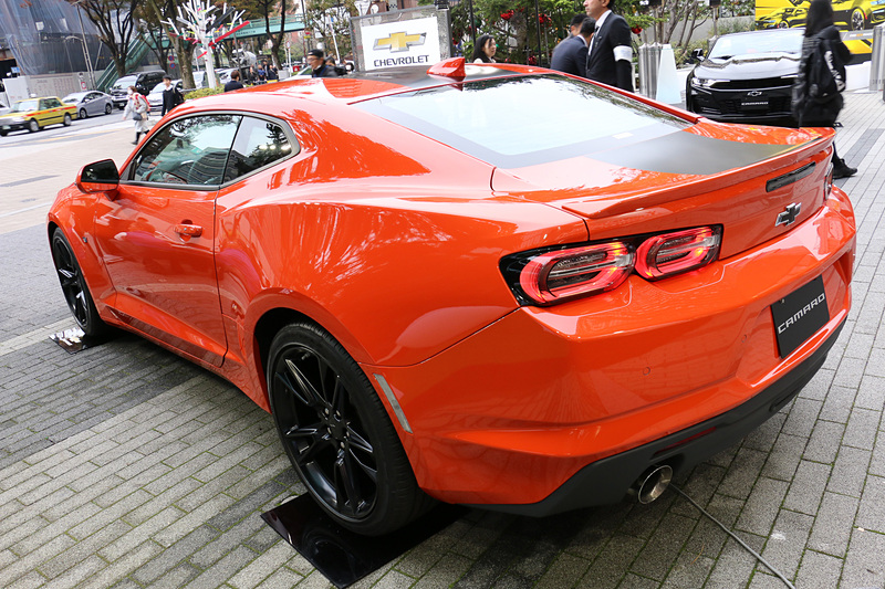 限定車のカマロ LT RS ローンチエディション（561万6000円）。ボディカラーはカマロのヘリテージを印象付ける鮮やかなオレンジの「クラッシュ」