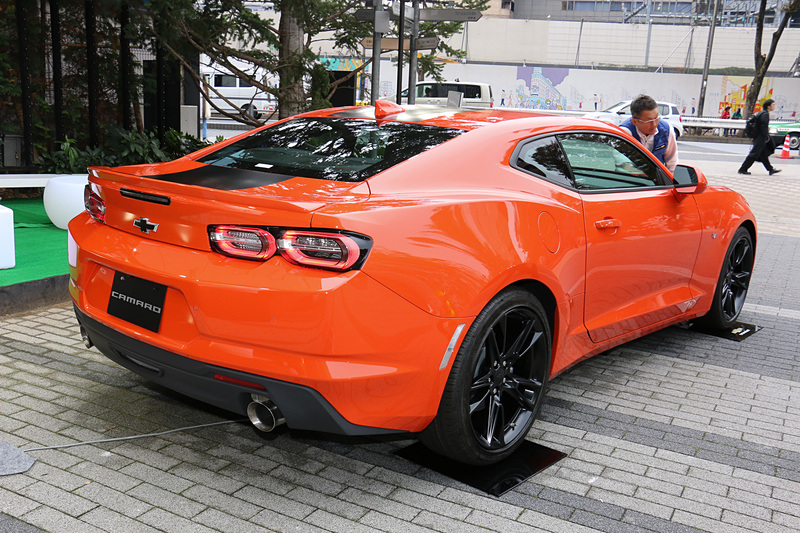 限定車のカマロ LT RS ローンチエディション（561万6000円）。ボディカラーはカマロのヘリテージを印象付ける鮮やかなオレンジの「クラッシュ」