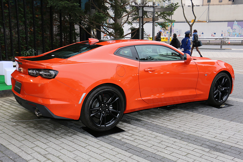 限定車のカマロ LT RS ローンチエディション（561万6000円）。ボディカラーはカマロのヘリテージを印象付ける鮮やかなオレンジの「クラッシュ」