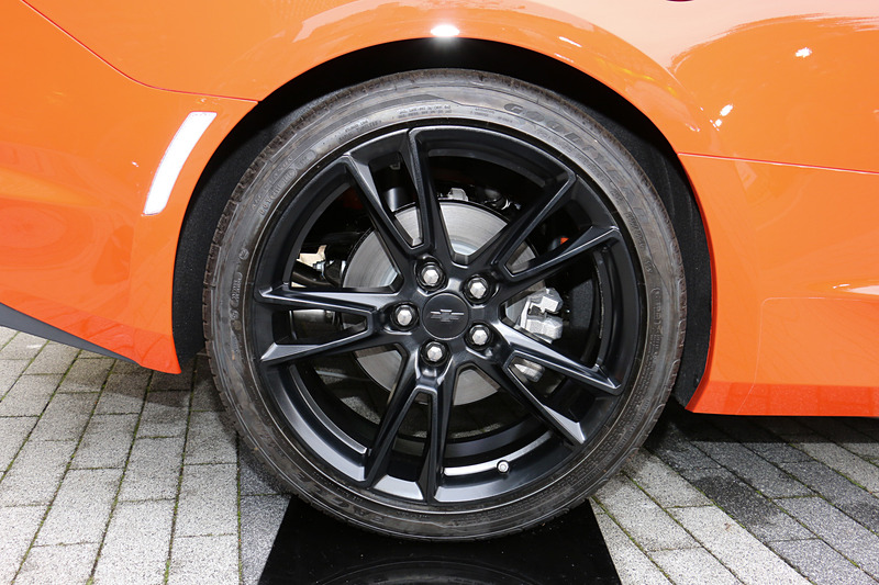 ベースモデルと同デザインで、カラーリングがブラックとなる専用アルミホイールを特別装備。タイヤサイズは前後P245/40 R20