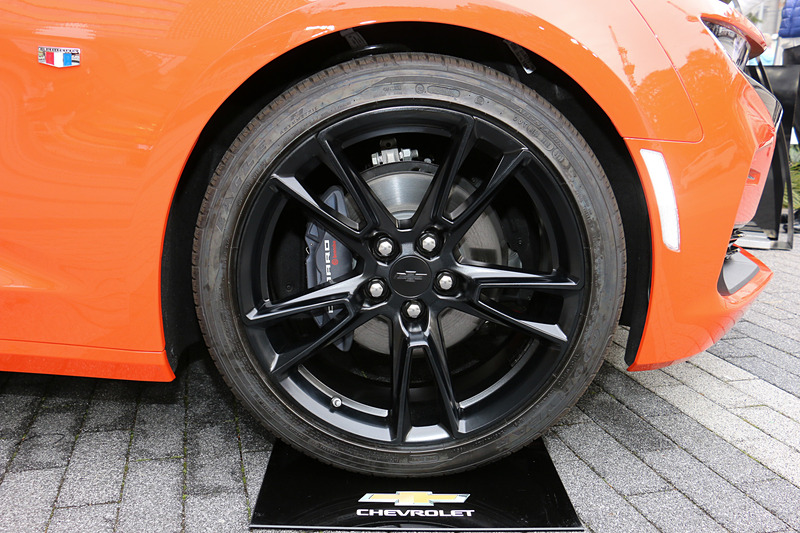 ベースモデルと同デザインで、カラーリングがブラックとなる専用アルミホイールを特別装備。タイヤサイズは前後P245/40 R20