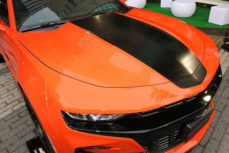 ボンネットからルーフ、トランクリッドまで連続する「フルレングスセンターデカール（ブラック）」を装着