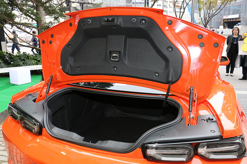 開口部はコンパクトながら、トランク内は奥行きが深くたっぷりとした容量を確保。フロア下にも収納スペースを用意する