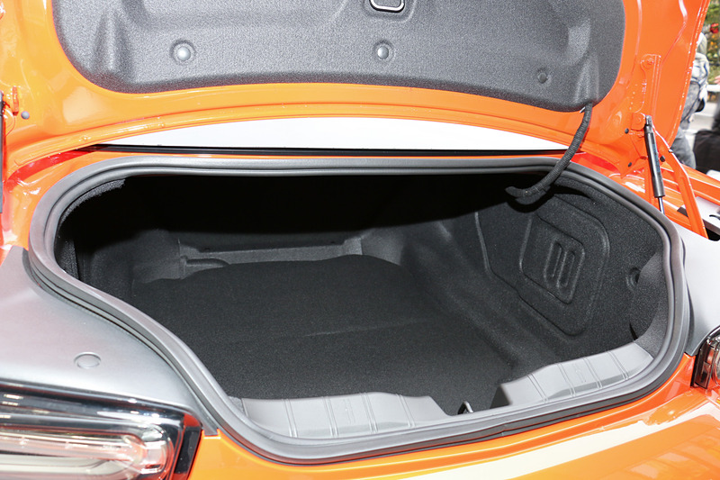 開口部はコンパクトながら、トランク内は奥行きが深くたっぷりとした容量を確保。フロア下にも収納スペースを用意する