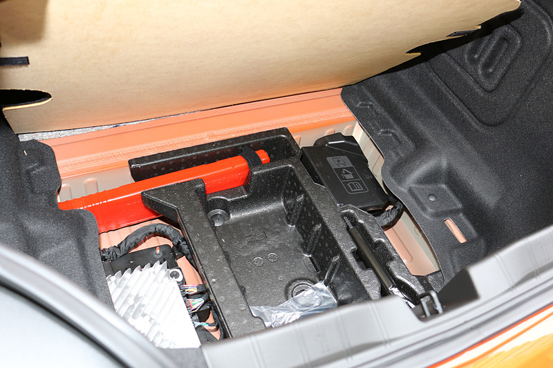 開口部はコンパクトながら、トランク内は奥行きが深くたっぷりとした容量を確保。フロア下にも収納スペースを用意する