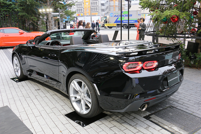 カマロ コンバーチブルのボディサイズは4785×1900×1350mm（全長×全幅×全高）でホイールベースは2810mm。車両重量は1680kg