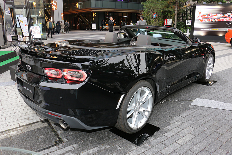 カマロ コンバーチブルのボディサイズは4785×1900×1350mm（全長×全幅×全高）でホイールベースは2810mm。車両重量は1680kg