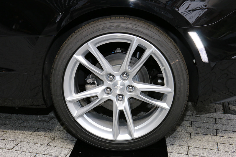 タイヤサイズは前後P245/40 R20。ブレーキは前後ベンチレーテッドディスク