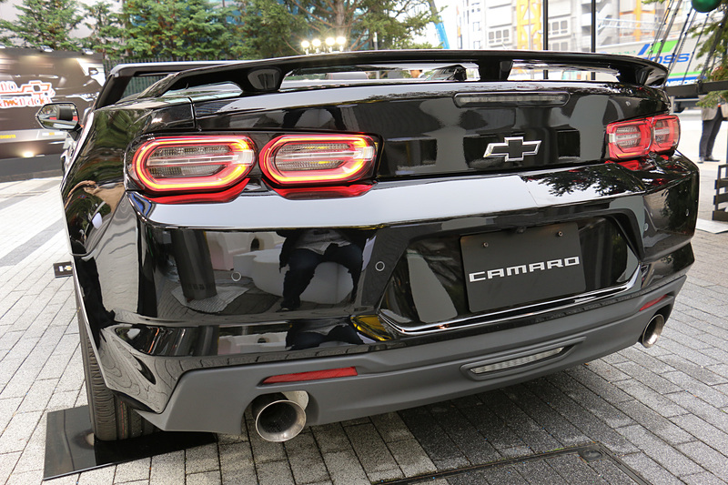 リアコンビネーションランプは、ヘッドライトの点灯に合わせて外周部分が赤く発光