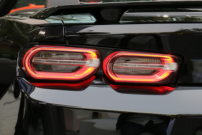 リアコンビネーションランプは、ヘッドライトの点灯に合わせて外周部分が赤く発光
