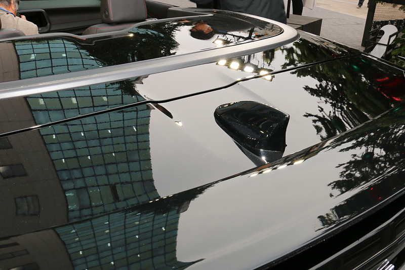 トランクリッドにシャークフィンアンテナとスポイラーを装備