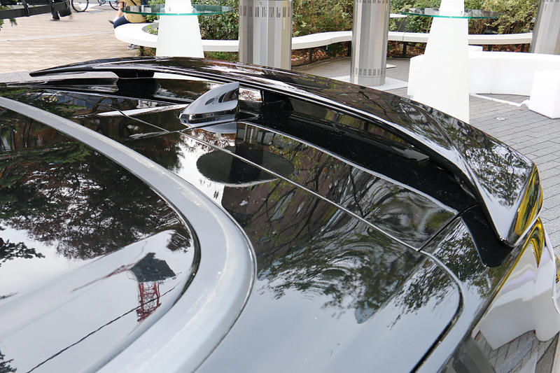 トランクリッドにシャークフィンアンテナとスポイラーを装備