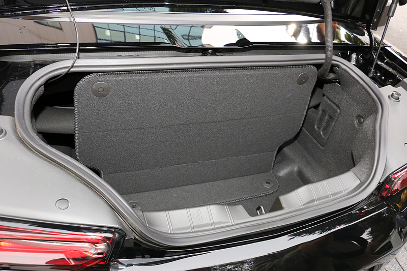 ラゲッジスペースはオープンしたソフトトップの格納場所と共有。セパレーターを固定して荷物と干渉しないようにする