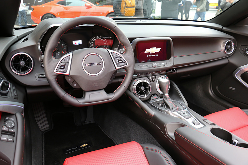 カマロ コンバーチブルのインテリア。内装色は「ジェットブラック/アドレナリンレッド」