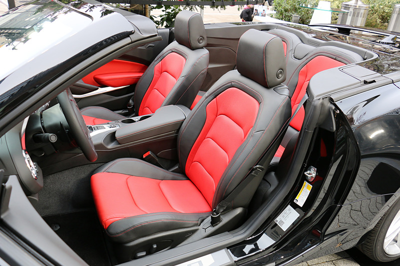 カマロ コンバーチブルのインテリア。内装色は「ジェットブラック/アドレナリンレッド」