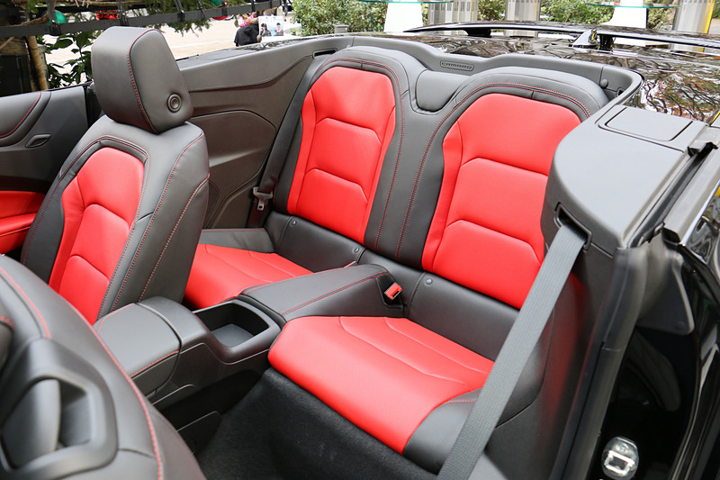 カマロ コンバーチブルのインテリア。内装色は「ジェットブラック/アドレナリンレッド」