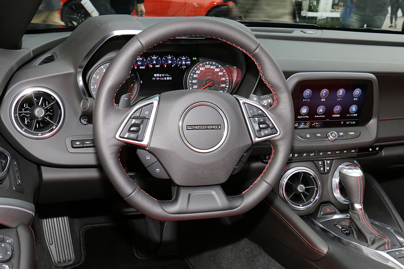 大型2連メーターの中央に液晶表示のマルチインフォメーションディスプレイを設定。タコメーターのレッドゾーンは7000rpmからで、270km/hスケールメーターも備える