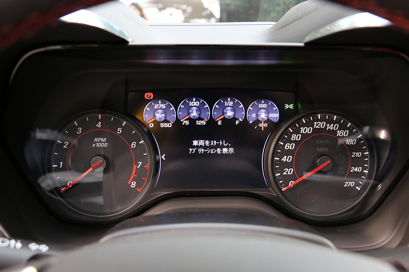 大型2連メーターの中央に液晶表示のマルチインフォメーションディスプレイを設定。タコメーターのレッドゾーンは7000rpmからで、270km/hスケールメーターも備える