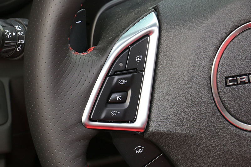 ステアリングスポークの両側に表示切り替えやハンズフリーフォンの操作スイッチなどをレイアウト