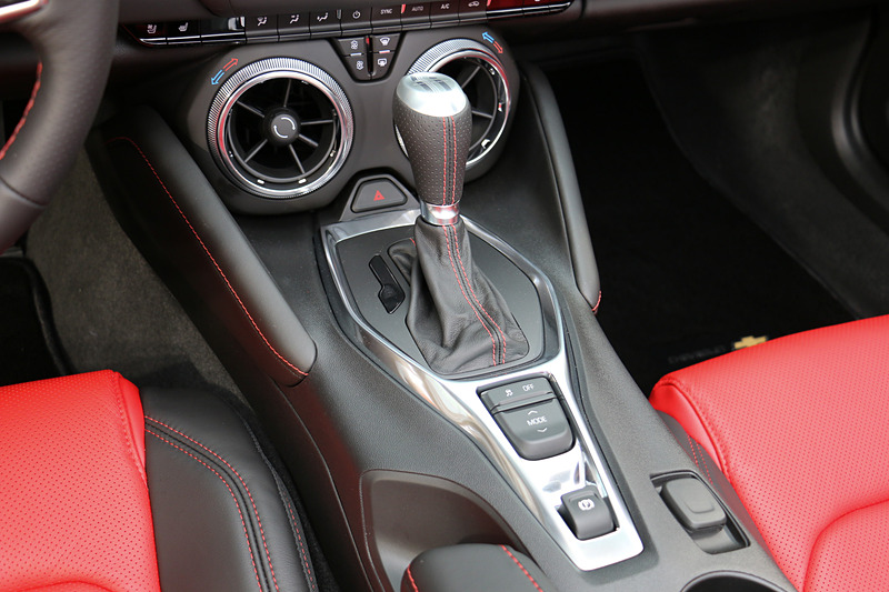 パーキングブレーキは全車電動式。センターコンソールにモード切り替え用のスイッチも用意する