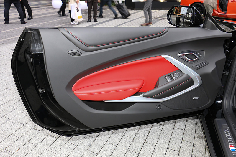 ドアトリムのソフトパッドも赤と黒のコンビネーションとなる。トランクリッドのオープナーをドアパネルの下側に設定